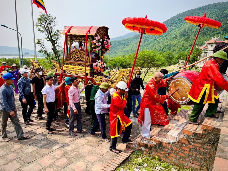 Quảng Bình: Lễ giỗ Thánh Mẫu Liễu Hạnh thu hút đông đảo du khách thập phương - Anh 2