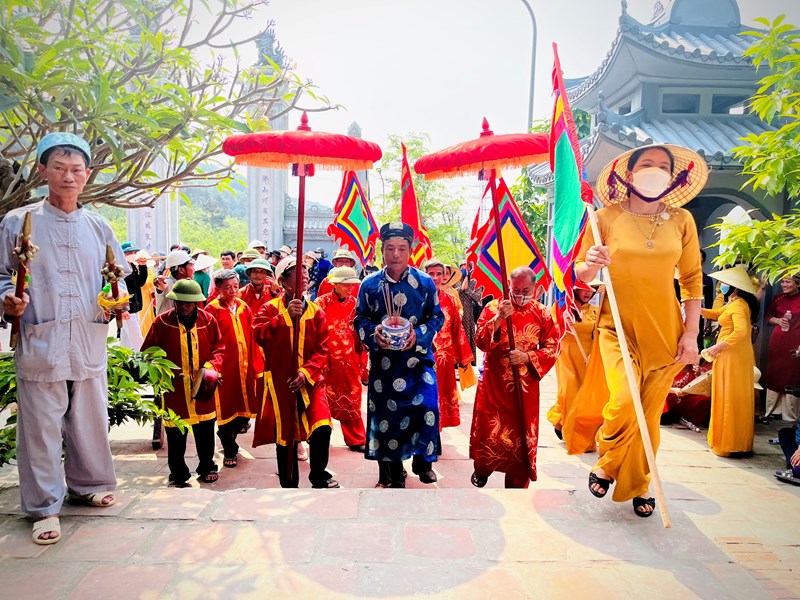 Quảng Bình: Lễ giỗ Thánh Mẫu Liễu Hạnh thu hút đông đảo du khách thập phương - Anh 4