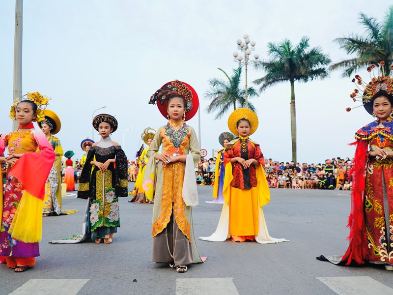 Lễ hội đường phố Đồng Hới thu hút đông đảo du khách - Anh 7