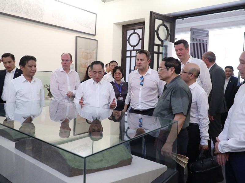 Thủ tướng Phạm Minh Chính và Thủ tướng Đại Công quốc Luxembourg Xavier Bettel tham quan Văn Miếu - Quốc Tử Giám và Bảo tàng Mỹ thuật Việt Nam - Anh 5