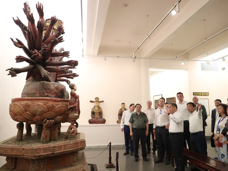 Thủ tướng Phạm Minh Chính và Thủ tướng Đại Công quốc Luxembourg Xavier Bettel tham quan Văn Miếu - Quốc Tử Giám và Bảo tàng Mỹ thuật Việt Nam - Anh 4