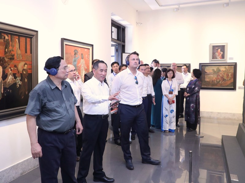 Thủ tướng Phạm Minh Chính và Thủ tướng Đại Công quốc Luxembourg Xavier Bettel tham quan Văn Miếu - Quốc Tử Giám và Bảo tàng Mỹ thuật Việt Nam - Anh 3