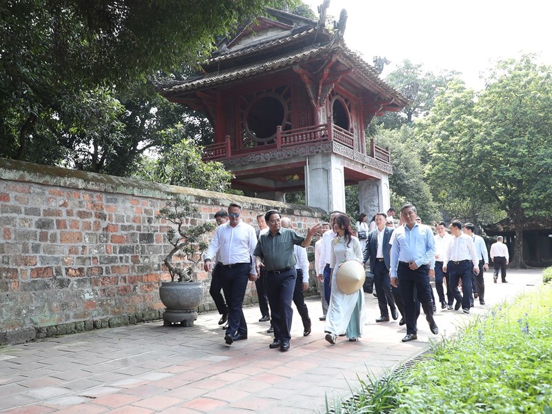 Thủ tướng Phạm Minh Chính và Thủ tướng Đại Công quốc Luxembourg Xavier Bettel tham quan Văn Miếu - Quốc Tử Giám và Bảo tàng Mỹ thuật Việt Nam - Anh 1