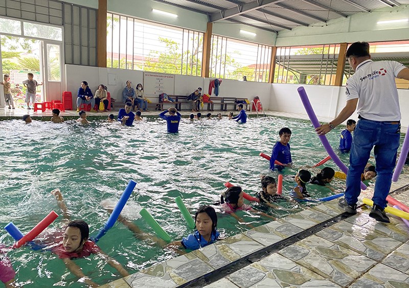 Lớp dạy bơi “0 đồng” nhưng đong đầy ý nghĩa ở Ba Đồn - Anh 2