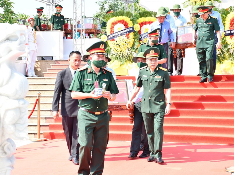 Quảng Bình tổ chức lễ truy điệu, an táng 19 hài cốt liệt sĩ hy sinh tại Lào - Anh 1