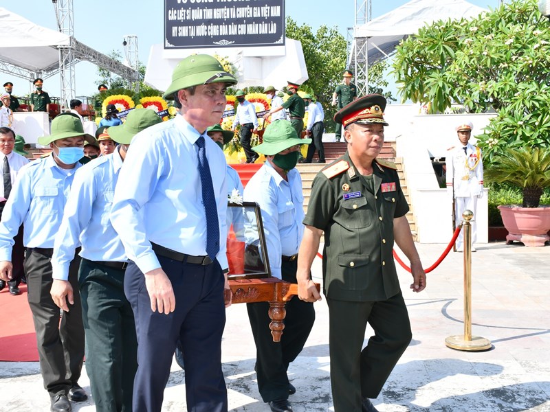 Quảng Bình tổ chức lễ truy điệu, an táng 19 hài cốt liệt sĩ hy sinh tại Lào - Anh 2