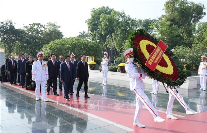 Lãnh đạo Đảng và Nhà nước vào Lăng viếng Chủ tịch Hồ Chí Minh - Anh 3