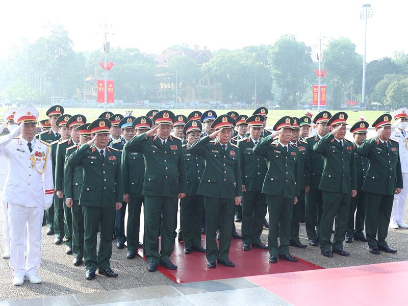 Lãnh đạo Đảng và Nhà nước vào Lăng viếng Chủ tịch Hồ Chí Minh - Anh 4