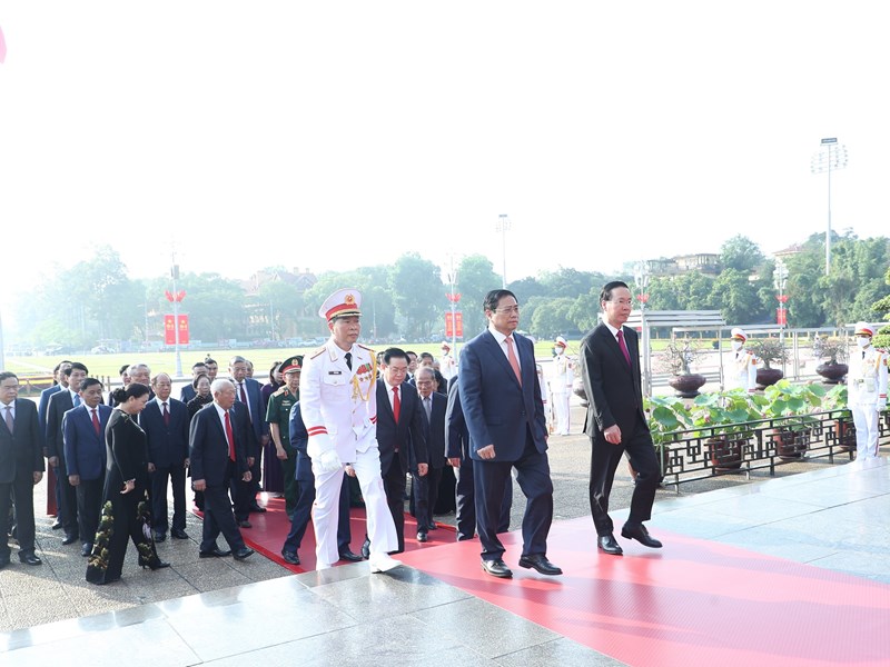 Lãnh đạo Đảng và Nhà nước vào Lăng viếng Chủ tịch Hồ Chí Minh - Anh 1