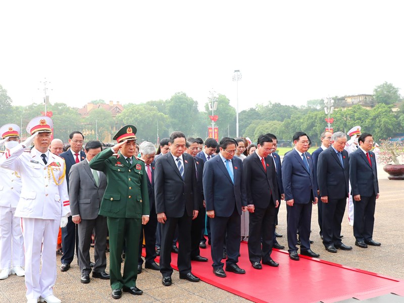 Lãnh đạo Đảng, Nhà nước, đại biểu Quốc hội vào Lăng viếng Chủ tịch Hồ Chí Minh - Anh 2