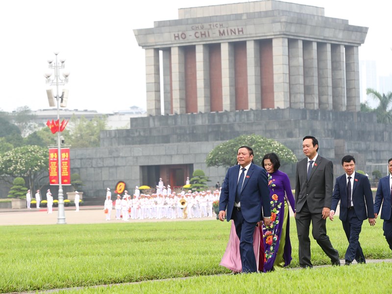 Lãnh đạo Đảng, Nhà nước, đại biểu Quốc hội vào Lăng viếng Chủ tịch Hồ Chí Minh - Anh 3