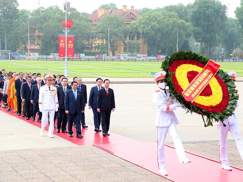 Lãnh đạo Đảng, Nhà nước, đại biểu Quốc hội vào Lăng viếng Chủ tịch Hồ Chí Minh - Anh 1