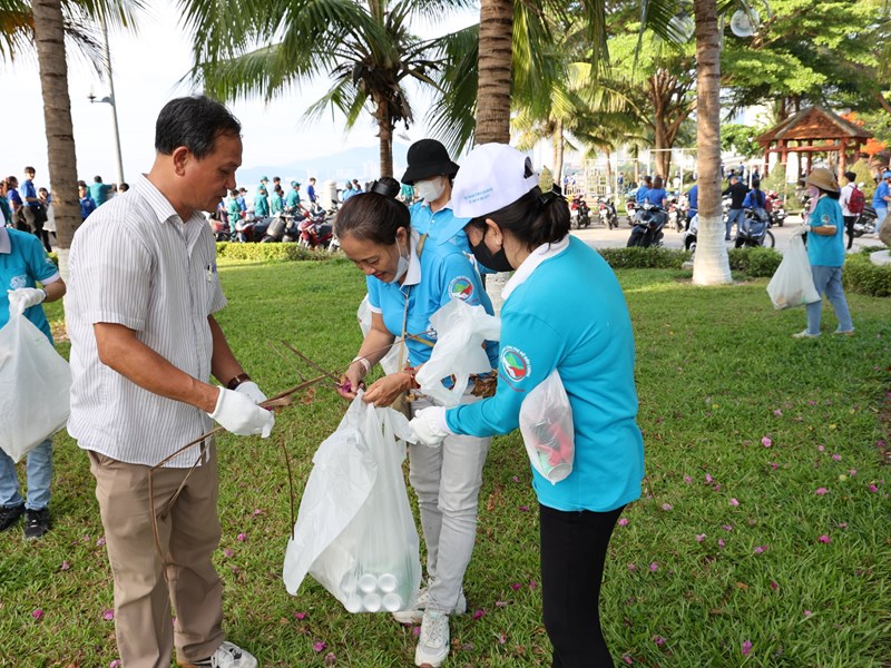 Nhặt rác, diễu hành xe đạp kêu gọi bảo vệ môi trường Nha Trang - Anh 1