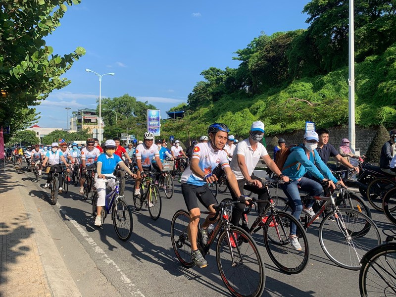 Nhặt rác, diễu hành xe đạp kêu gọi bảo vệ môi trường Nha Trang - Anh 2