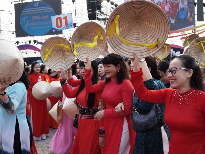 Khánh Hoà: Thướt tha áo dài truyền thống xuống phố - Anh 4