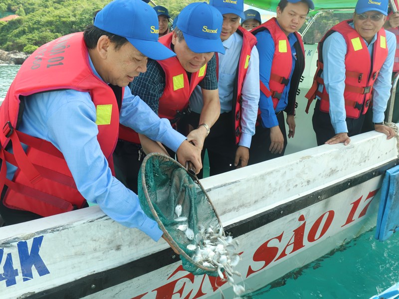 Lễ hội thả sinh vật biển bảo vệ môi trường vịnh Nha Trang - Anh 1