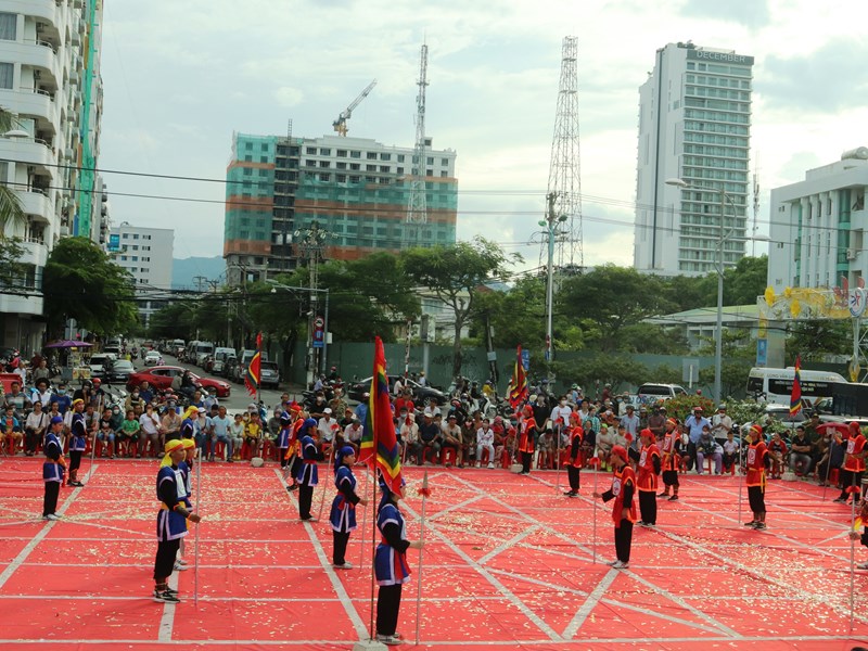 Khánh Hòa: Hội thi cờ người thu hút đông đảo người dân, du khách - Anh 1