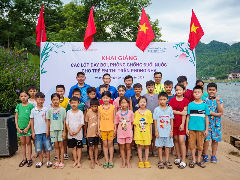 Dạy bơi miễn phí cho trẻ em ở Phong Nha - Anh 3