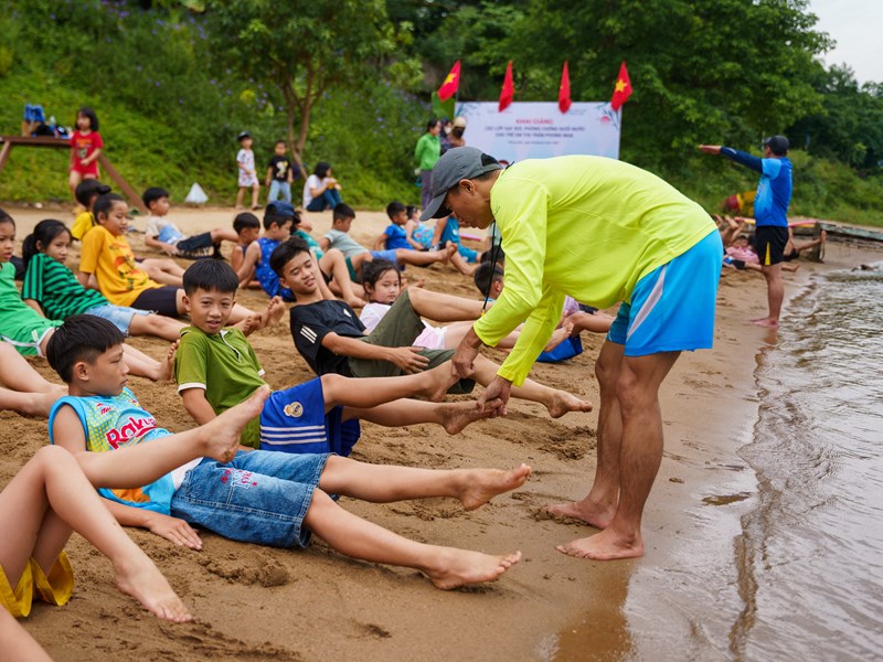 Dạy bơi miễn phí cho trẻ em ở Phong Nha - Anh 2