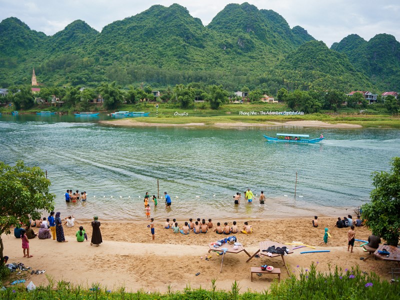 Dạy bơi miễn phí cho trẻ em ở Phong Nha - Anh 1