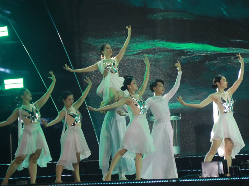 Đại nhạc hội “Đôi cánh diệu kỳ” trên thành phố biển Nha Trang - Anh 8