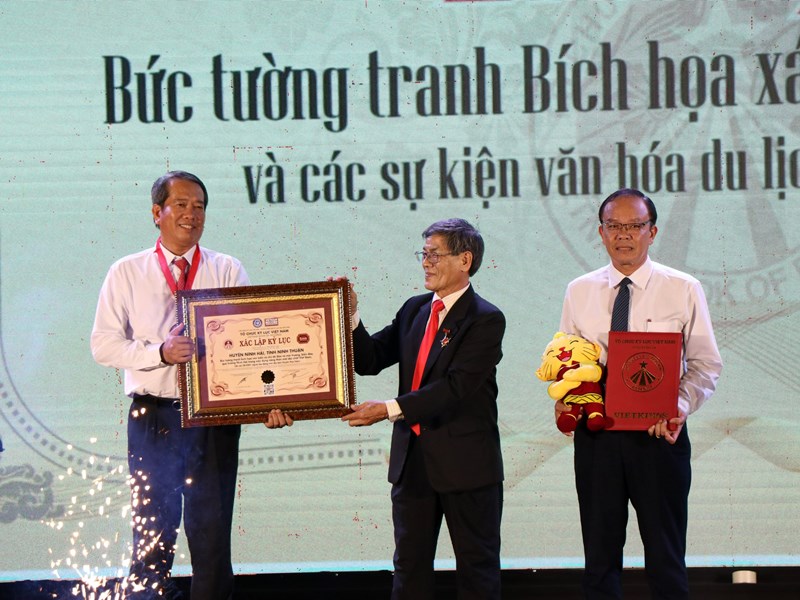 Bức tường tranh bích họa ven biển ở Ninh Thuận xác lập kỷ lục Việt Nam - Anh 1