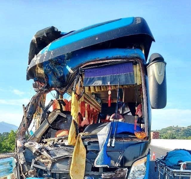 Xe khách tông xe tải trên cao tốc Nha Trang - Cam Lâm, hai người tử vong - Anh 1