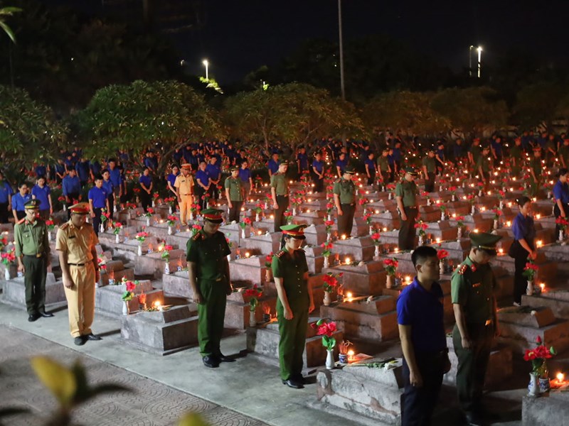Thắp nến tri ân các Anh hùng liệt sĩ tại 85 nghĩa trang ở Quảng Bình - Anh 2
