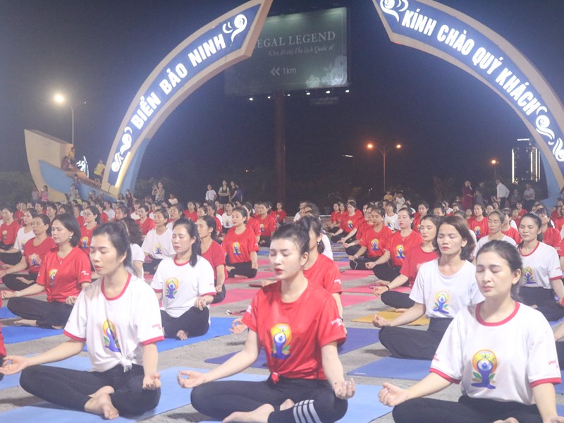 Gần 500 người tham gia đồng diễn Ngày Quốc tế Yoga  lần thứ nhất tại Quảng Bình - Anh 2
