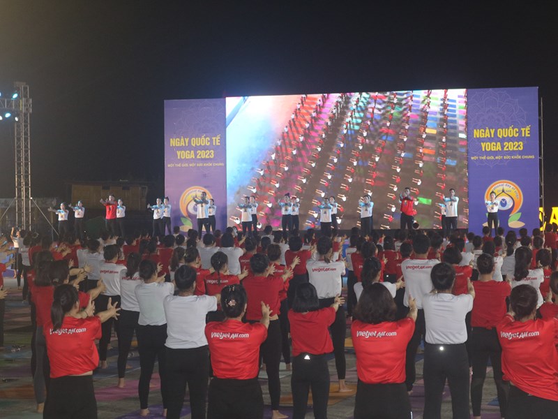 Gần 500 người tham gia đồng diễn Ngày Quốc tế Yoga  lần thứ nhất tại Quảng Bình - Anh 1