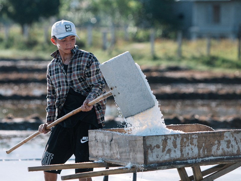 Mặn mòi làng “giang nắng phơi nước” bên bờ sông Loan - Anh 7