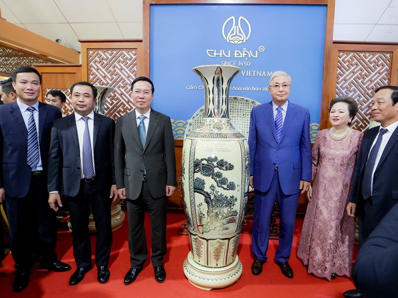 Chủ tịch nước Võ Văn Thưởng và Tổng thống Kazakhstan trải nghiệm làm gốm Chu Đậu - Anh 1