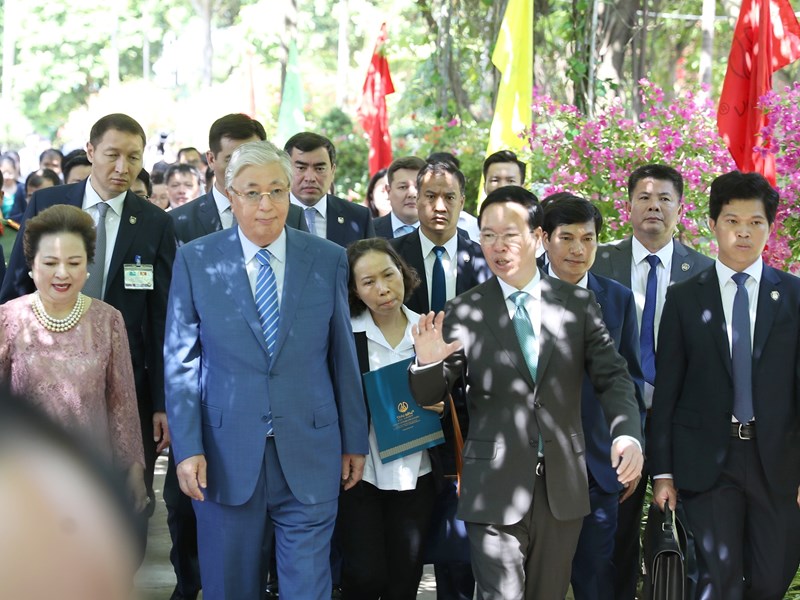 Chủ tịch nước Võ Văn Thưởng và Tổng thống Kazakhstan trải nghiệm làm gốm Chu Đậu - Anh 2