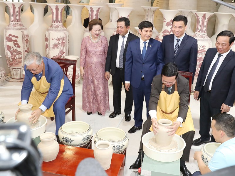 Chủ tịch nước Võ Văn Thưởng và Tổng thống Kazakhstan trải nghiệm làm gốm Chu Đậu - Anh 4