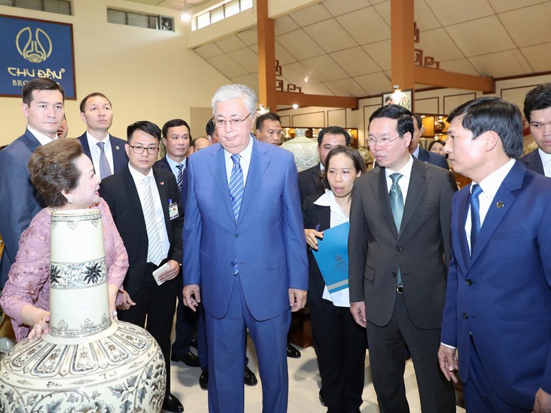 Chủ tịch nước Võ Văn Thưởng và Tổng thống Kazakhstan trải nghiệm làm gốm Chu Đậu - Anh 3