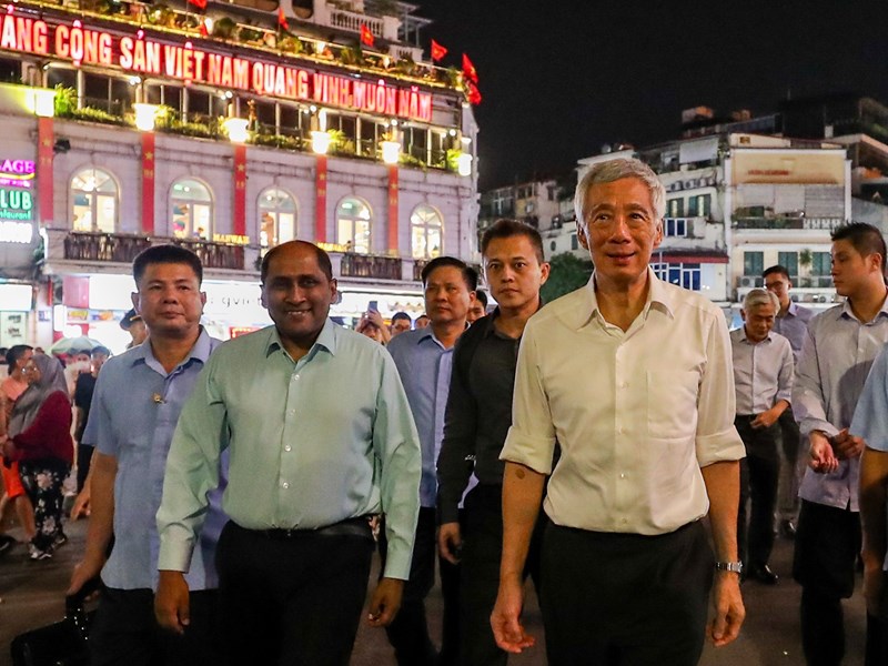 Thủ tướng Singapore thăm Di tích quốc gia đặc biệt Đền Ngọc Sơn, dạo phố đi bộ Hồ Gươm - Anh 3
