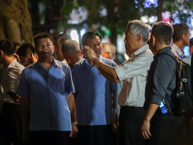 Thủ tướng Singapore thăm Di tích quốc gia đặc biệt Đền Ngọc Sơn, dạo phố đi bộ Hồ Gươm - Anh 7