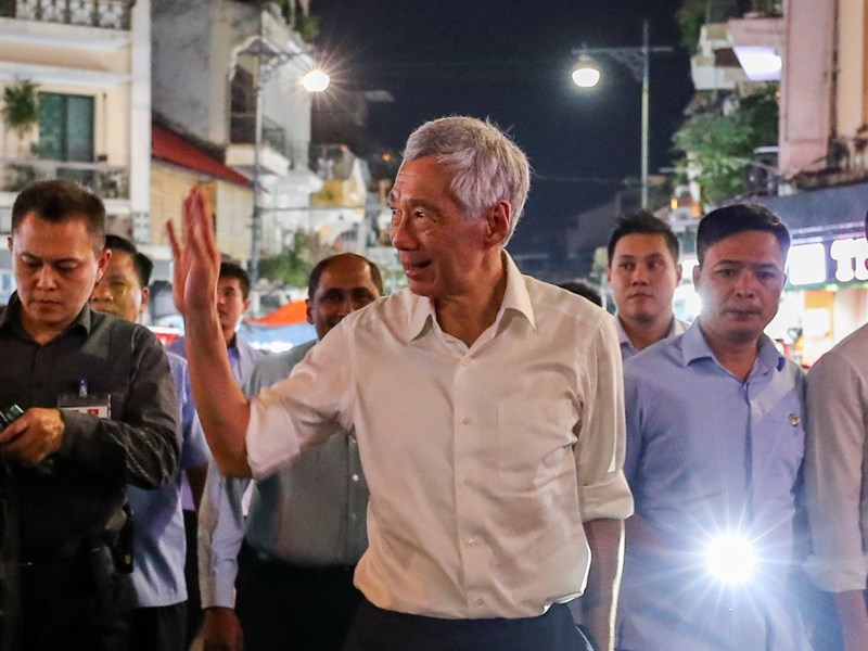 Thủ tướng Singapore thăm Di tích quốc gia đặc biệt Đền Ngọc Sơn, dạo phố đi bộ Hồ Gươm - Anh 4