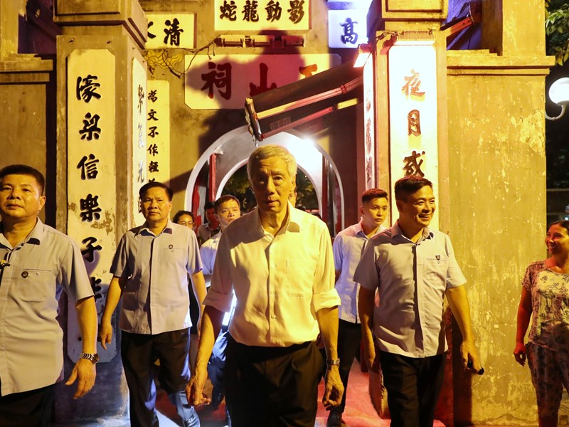 Thủ tướng Singapore thăm Di tích quốc gia đặc biệt Đền Ngọc Sơn, dạo phố đi bộ Hồ Gươm - Anh 1