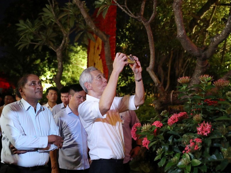 Thủ tướng Singapore thăm Di tích quốc gia đặc biệt Đền Ngọc Sơn, dạo phố đi bộ Hồ Gươm - Anh 6