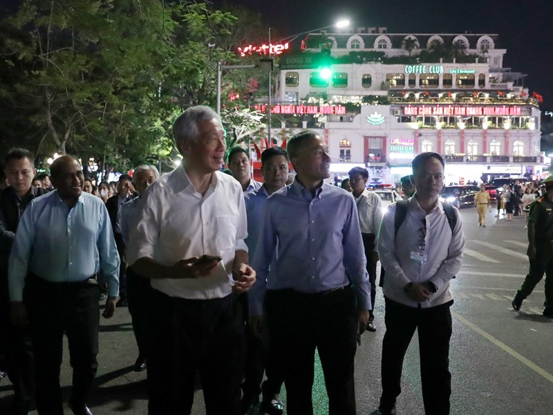 Thủ tướng Singapore thăm Di tích quốc gia đặc biệt Đền Ngọc Sơn, dạo phố đi bộ Hồ Gươm - Anh 5