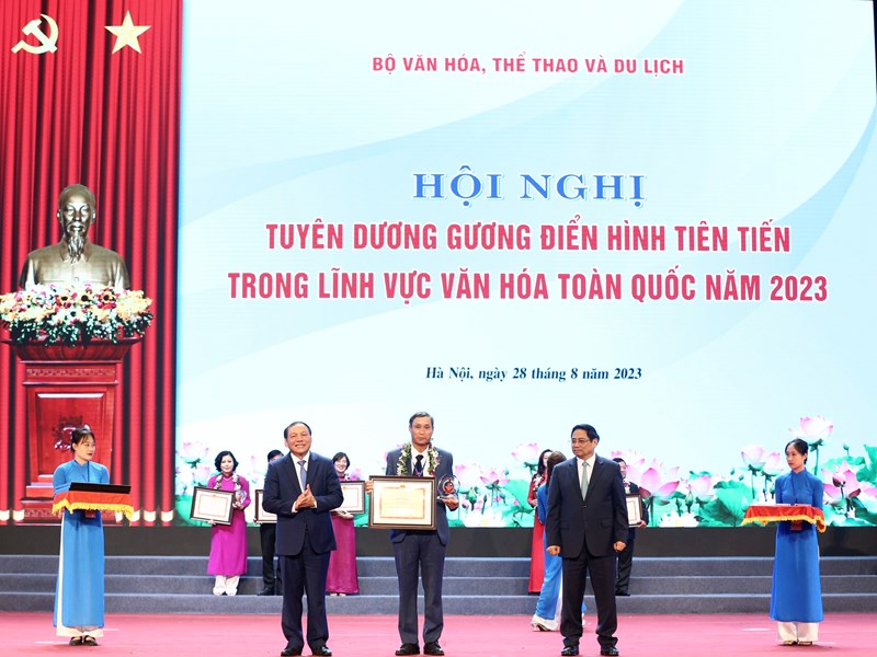 Thủ tướng: Những điển hình tiên tiến tiếp tục là nguồn cảm hứng, động lực cho phát triển văn hóa - Anh 2