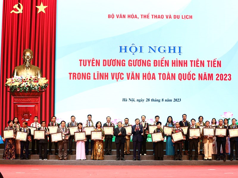 Thủ tướng: Những điển hình tiên tiến tiếp tục là nguồn cảm hứng, động lực cho phát triển văn hóa - Anh 5