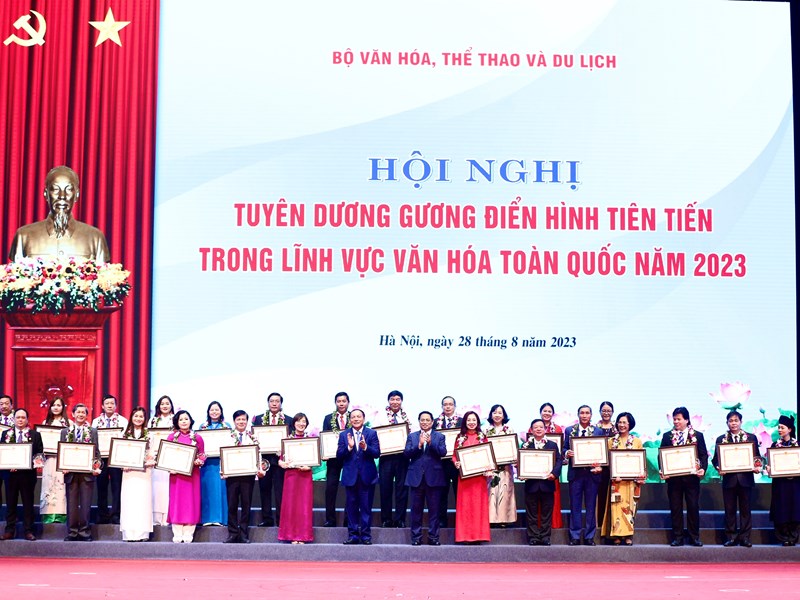 Thủ tướng: Những điển hình tiên tiến tiếp tục là nguồn cảm hứng, động lực cho phát triển văn hóa - Anh 4