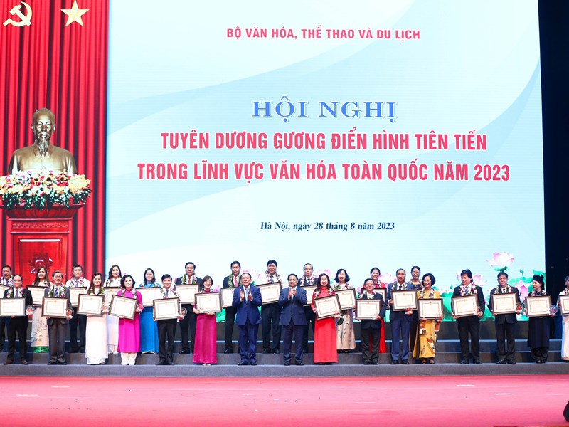 Tuyên dương gương điển hình tiên tiến trong lĩnh vực văn hoá toàn quốc năm 2023: “Từng giọt nước nhỏ thấm vào lòng đất, chảy về một hướng mới thành suối, thành sông” - Anh 2