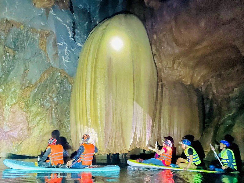 Quảng Bình: Phát hiện hang động nguyên sơ ở giữa rừng Trường Sơn - Anh 1
