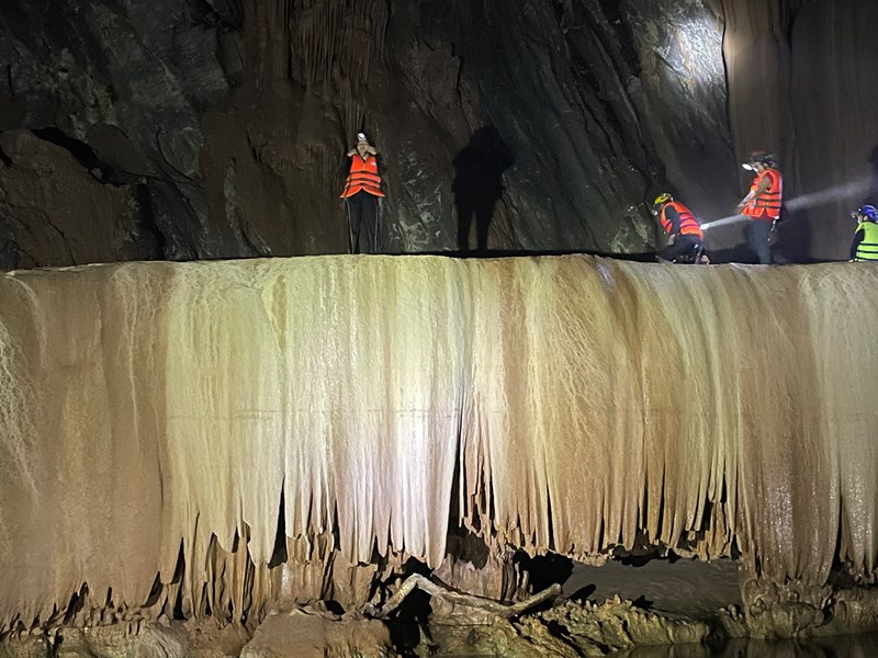 Quảng Bình: Phát hiện hang động nguyên sơ ở giữa rừng Trường Sơn - Anh 3