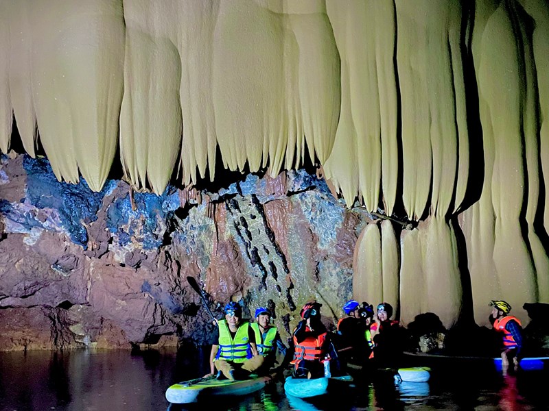 Quảng Bình: Phát hiện hang động nguyên sơ ở giữa rừng Trường Sơn - Anh 4