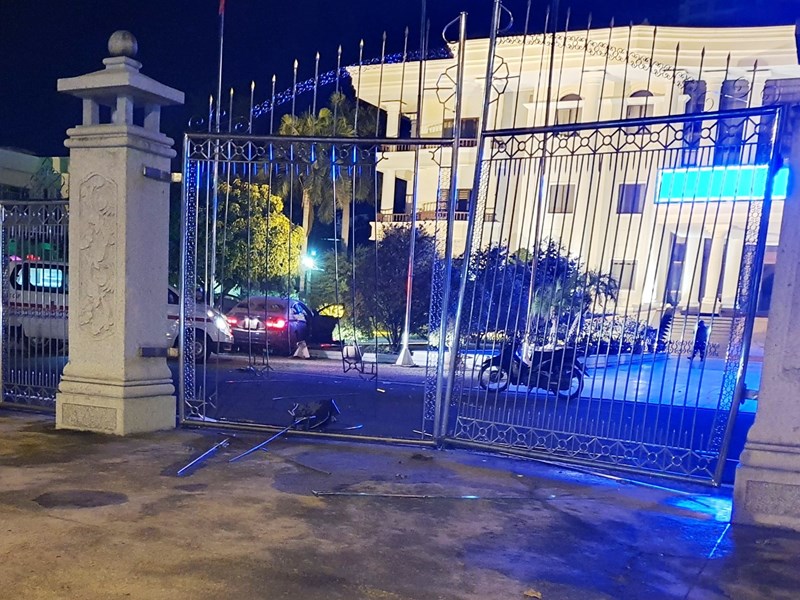 Điều tra vụ lái xe tông thẳng vào trụ sở UBND tỉnh Khánh Hòa - Anh 1