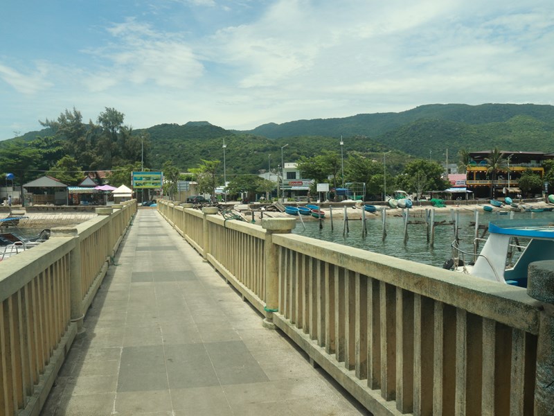 Ninh Thuận: Tháo bỏ cầu gỗ du lịch không an toàn trên vịnh Vĩnh Hy - Anh 3